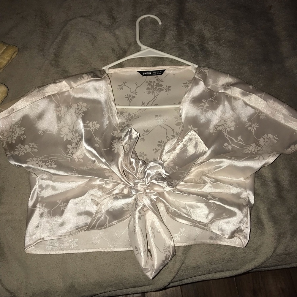 A shein white floral thrown on tee! 💗